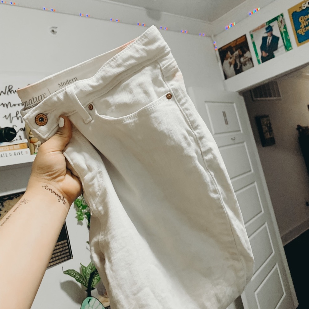 white levi jeans
